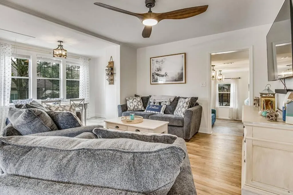 The East Hill Escape, A Bay View Beachy Cottage Pensacola Holiday home